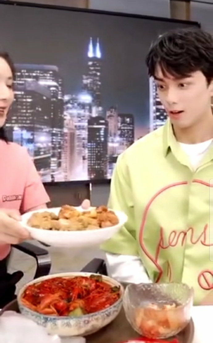 吴磊进入薇娅直播间 萌出新高度