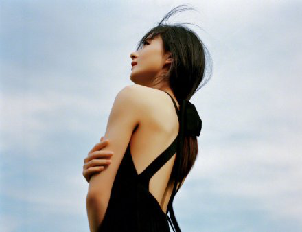 赵丽颖身穿露背小黑裙 这颜值绝了啊！