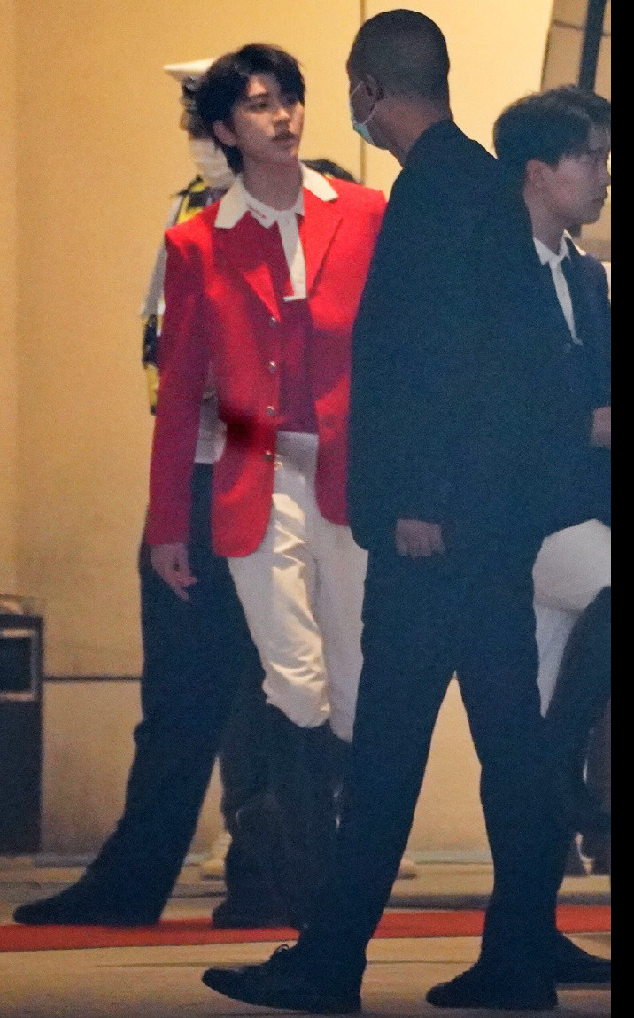 蔡徐坤最新《奔跑吧》马术服造型公开，生图绝了！