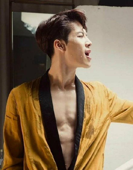 《SUPERELLE》封面公布，王嘉尔鲨鱼线太吸睛！