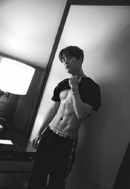 《SUPERELLE》封面公布，王嘉尔鲨鱼线太吸睛！