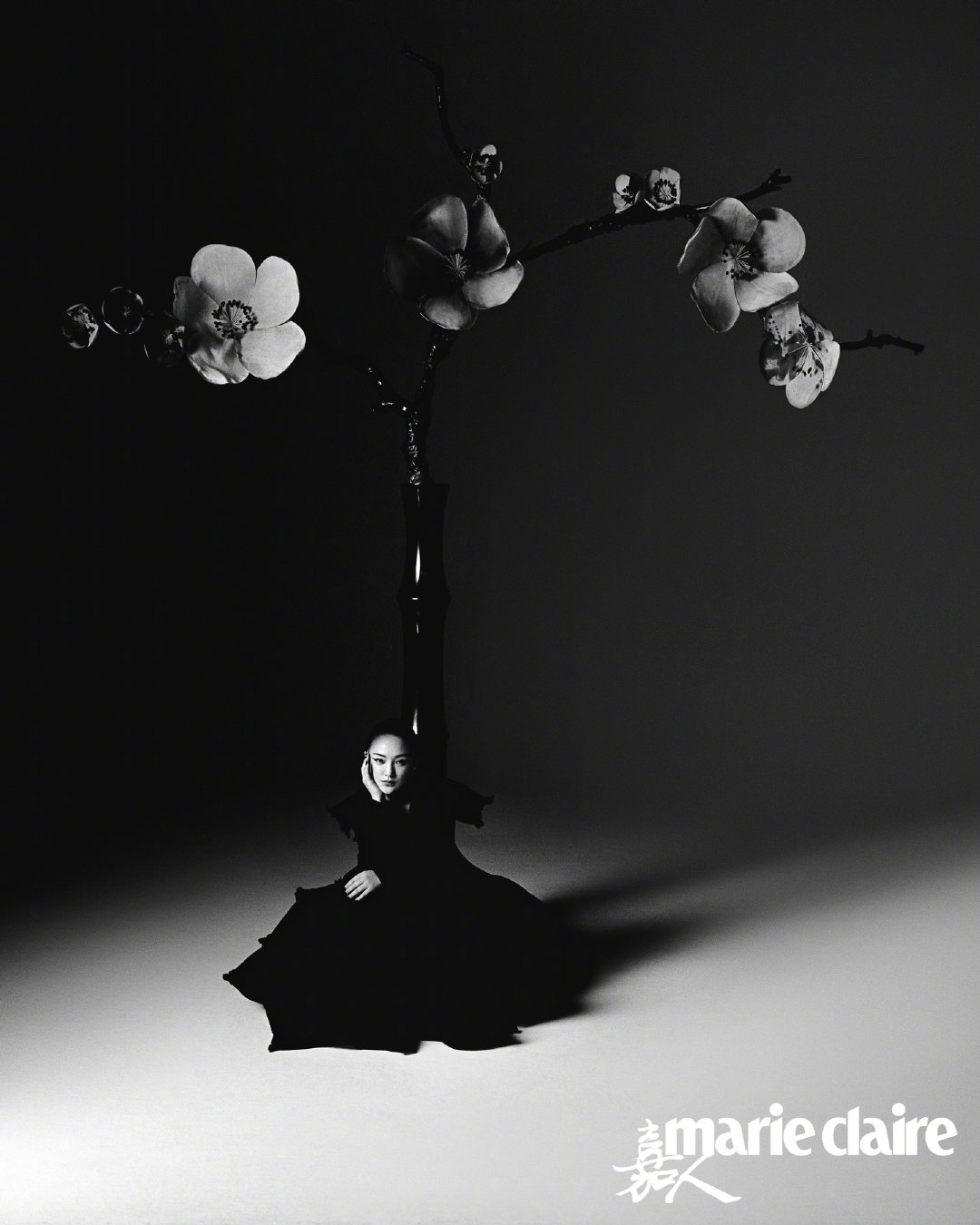 周迅登《嘉人》八月刊封面 黑白风格大片既视感