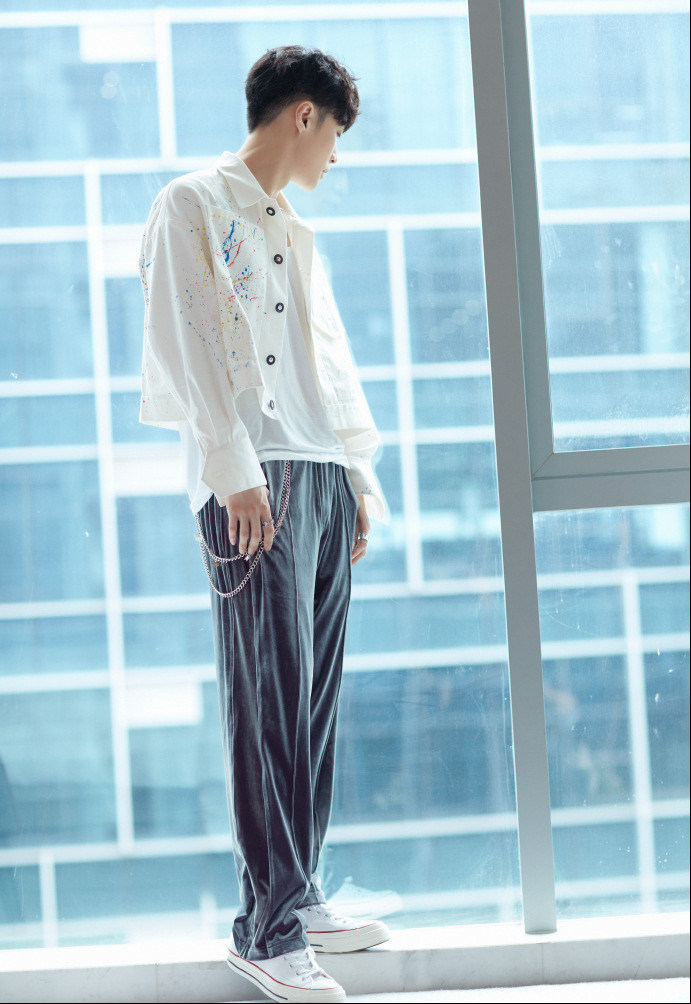 张艺兴现身《这就是街舞3》的发布会  穿搭登热搜