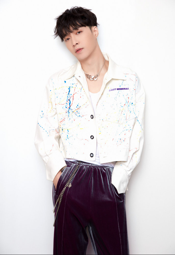 张艺兴现身《这就是街舞3》的发布会  穿搭登热搜