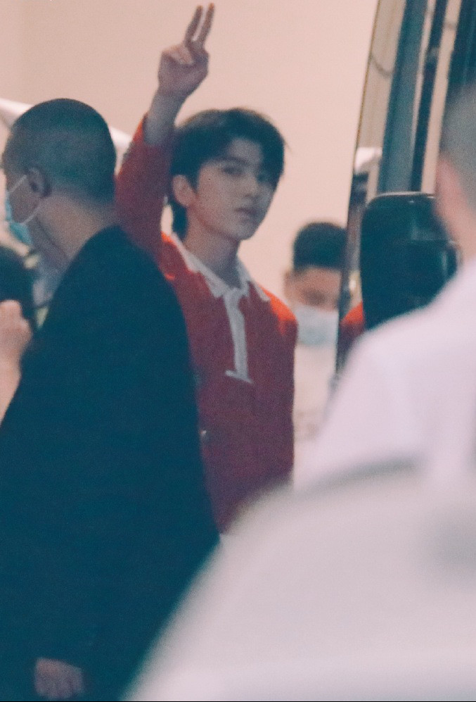 蔡徐坤最新《奔跑吧》马术服造型公开，生图绝了！