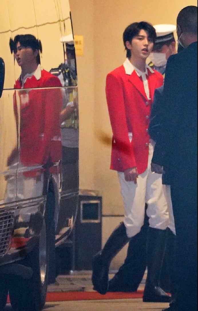 蔡徐坤最新《奔跑吧》马术服造型公开，生图绝了！