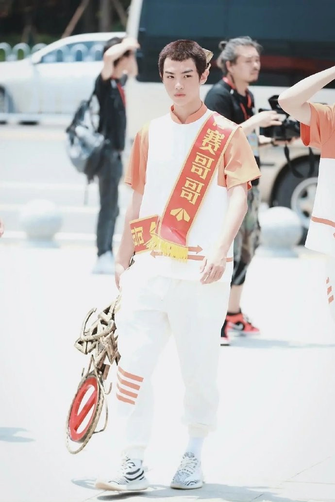 黄明昊剪寸头了？假的，是发套！