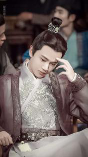 绝美！任嘉伦古风侧颜剪影曝光