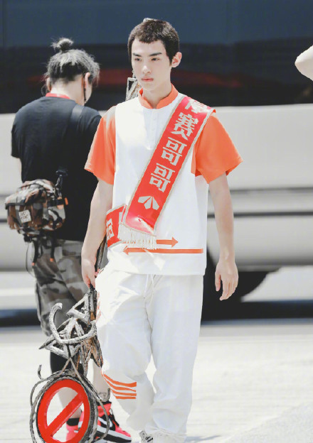 黄明昊剪寸头了？假的，是发套！