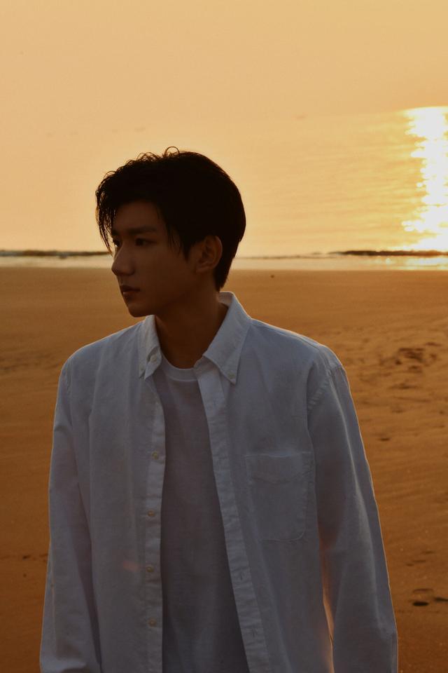 王源新歌《四百击》，上线2小时20分夺获由你榜单TOP1！