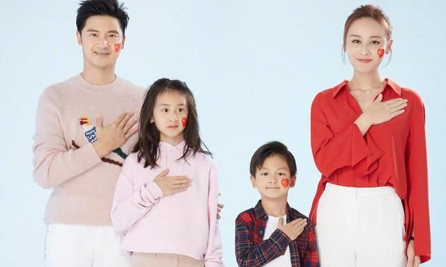 田亮夫妻和儿子现身机场 与老婆带情侣帽秀恩爱