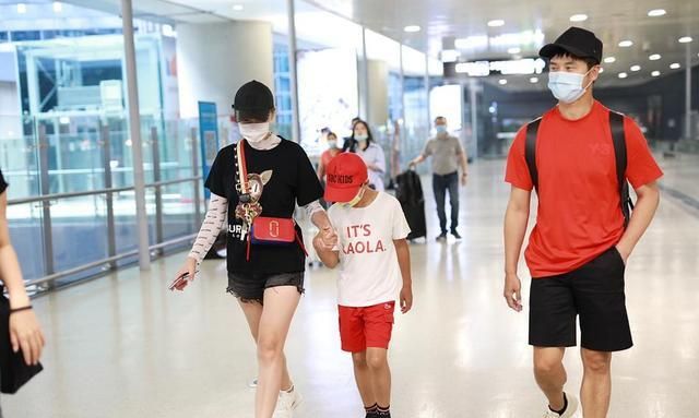 田亮夫妻和儿子现身机场 与老婆带情侣帽秀恩爱