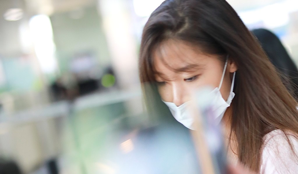 黄轩和女友现身机场 女友气质不输女明星