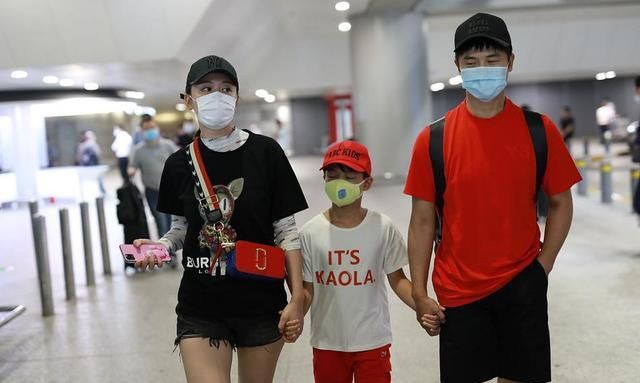 田亮夫妻和儿子现身机场 与老婆带情侣帽秀恩爱