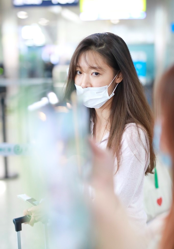 黄轩和女友现身机场 女友气质不输女明星