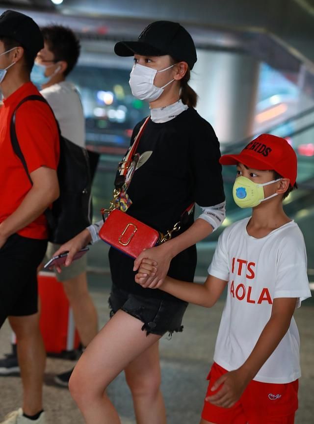 田亮夫妻和儿子现身机场 与老婆带情侣帽秀恩爱