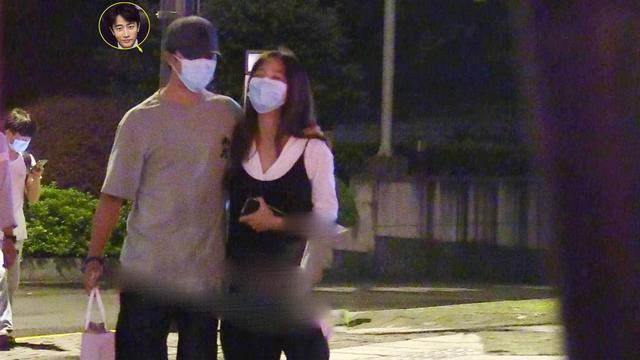 黄轩和女友现身机场 女友气质不输女明星