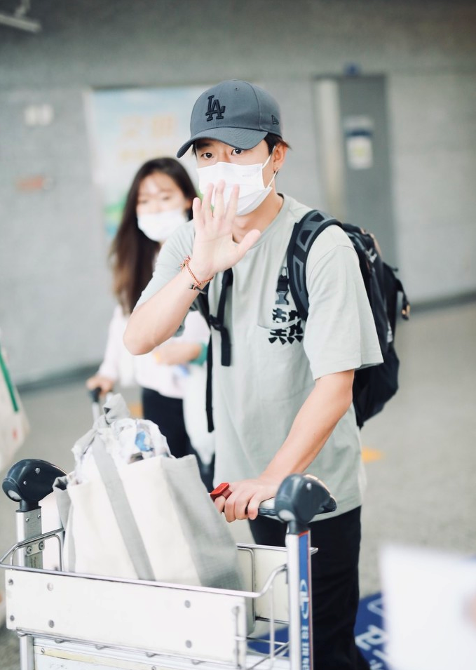 黄轩和女友现身机场 女友气质不输女明星