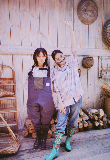 张子枫欧阳娜娜友情上热搜! 网友评论看见年少最好的样子