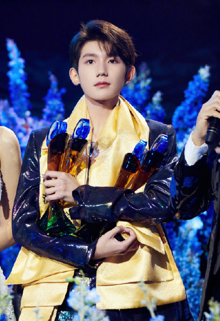 东方风云榜首秀升降台突然下降,王源临危不乱完美化解!