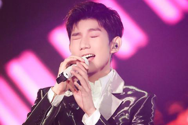 东方风云榜首秀升降台突然下降,王源临危不乱完美化解!