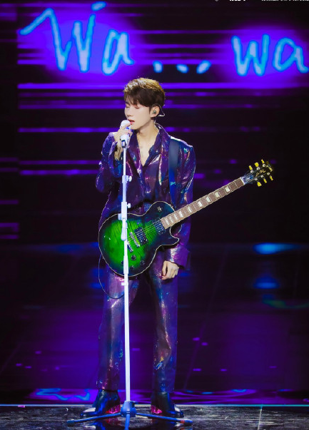 东方风云榜首秀升降台突然下降,王源临危不乱完美化解!