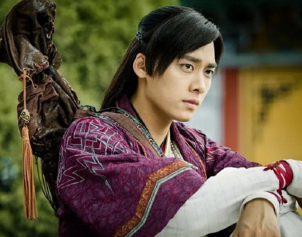 李易峰登芭莎男士封面 森系少年新鲜出炉