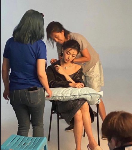 万茜受伤后首次复工,网友直呼心疼!