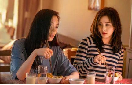 《流金岁月》路透：刘诗诗倪妮蹭额头 CP感满分