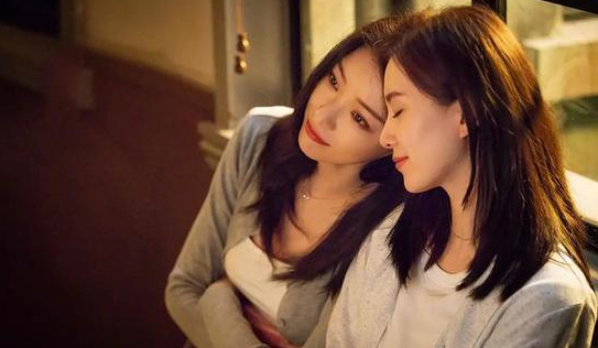 《流金岁月》路透：刘诗诗倪妮蹭额头 CP感满分