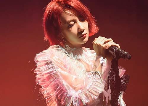 乃万线上演唱会“遇见自己”上热搜 这样的演唱会你看过吗？