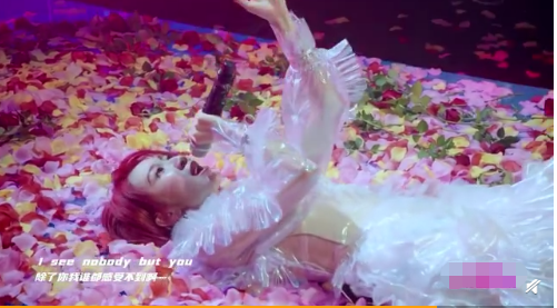 乃万线上演唱会“遇见自己”上热搜 这样的演唱会你看过吗？