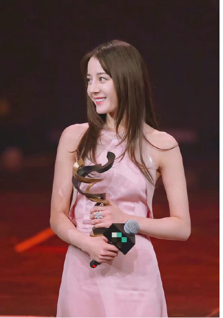 迪丽热巴无缝衔接进组，拍摄《你是我的荣耀》