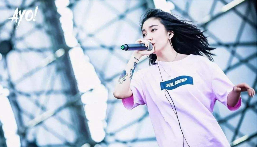 乃万线上演唱会“遇见自己”上热搜 这样的演唱会你看过吗？