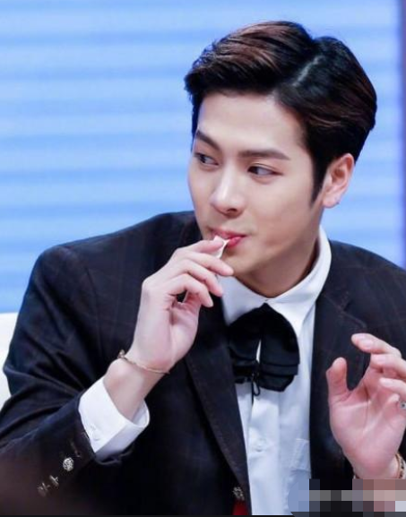 王嘉尔对卫生纸深情告白 网友表示：想魂穿卫生纸