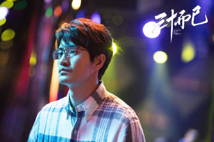 杨玏机场被送鱼，网友：这画面也太好笑了！