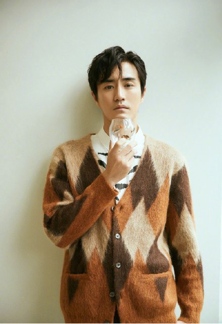 杨玏机场被送鱼，网友：这画面也太好笑了！