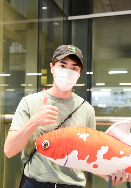 杨玏机场被送鱼，网友：这画面也太好笑了！