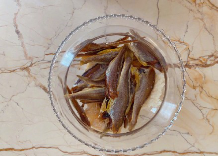 杨玏机场被送鱼，网友：这画面也太好笑了！