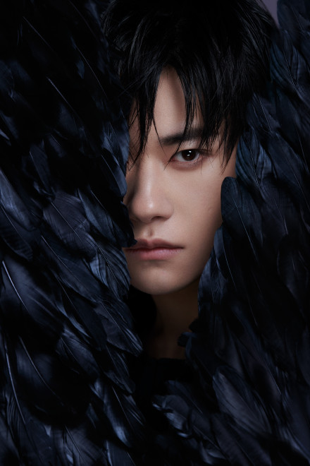 TFBOYS七周年演唱会写真曝光，黑色羽毛造型惊艳众人！