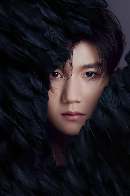 TFBOYS七周年演唱会写真曝光，黑色羽毛造型惊艳众人！