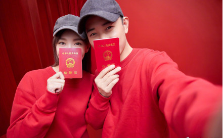 罗晋为唐嫣拍照，网友：太甜了！