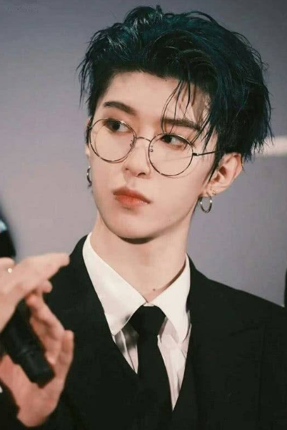 范丞丞专辑《EMERGING》销量突破50万张 太优秀了吧！