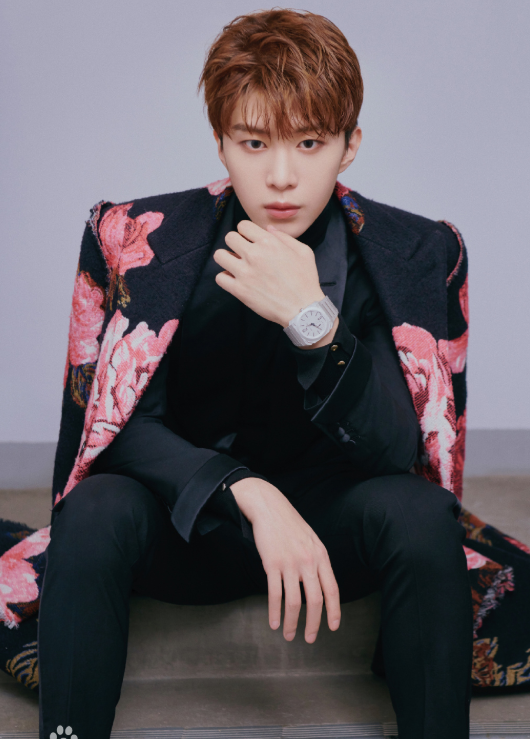 范丞丞专辑《EMERGING》销量突破50万张 太优秀了吧！