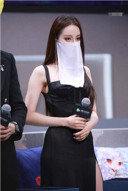 迪丽热巴身穿高开叉长裙登热搜榜第一 网友评价:媚而不俗