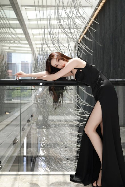 迪丽热巴身穿高开叉长裙登热搜榜第一 网友评价:媚而不俗