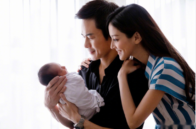 郑嘉颖二胎得子 微博晒一家四口全家福