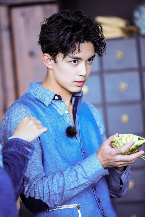 吴磊听自己唱的rap笑到半夜 网友表示：被可爱到了