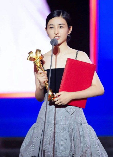 张子枫最受传媒关注女主角，高考金榜题名，又摘电影荣誉！