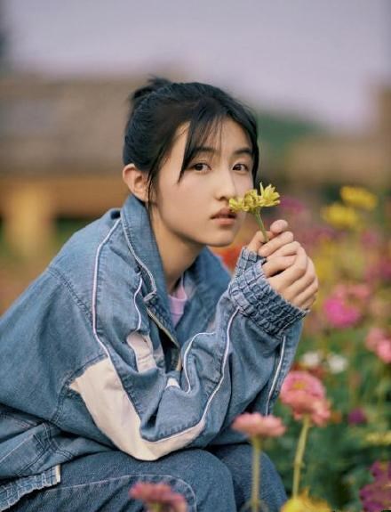 张子枫最受传媒关注女主角，高考金榜题名，又摘电影荣誉！
